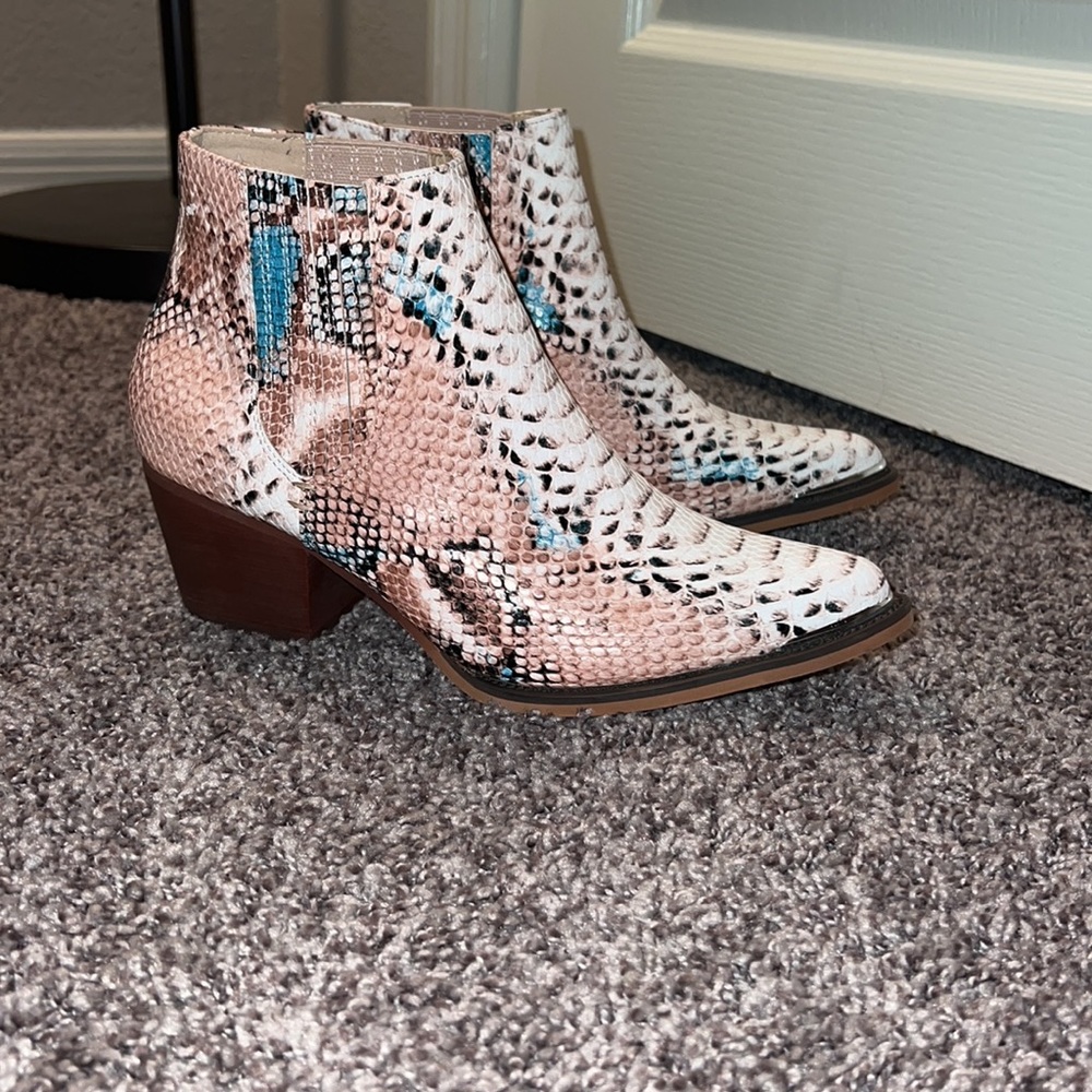 Snakeskin womens booties (size 7.5) NEVER WORN